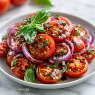 Einfacher Tomatensalat zum Grillen mit Basilikum