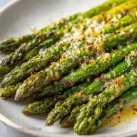 Gr&uuml;ner Spargel mit Parmesan