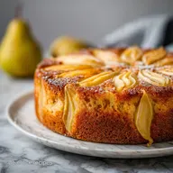 Saftiger Birnenkuchen mit frischen Birnen