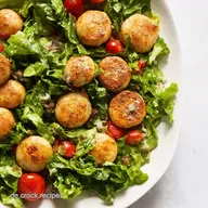 Mediterrane Fleischb&auml;llchen auf Gurkensalat mit Mein Familienrezept