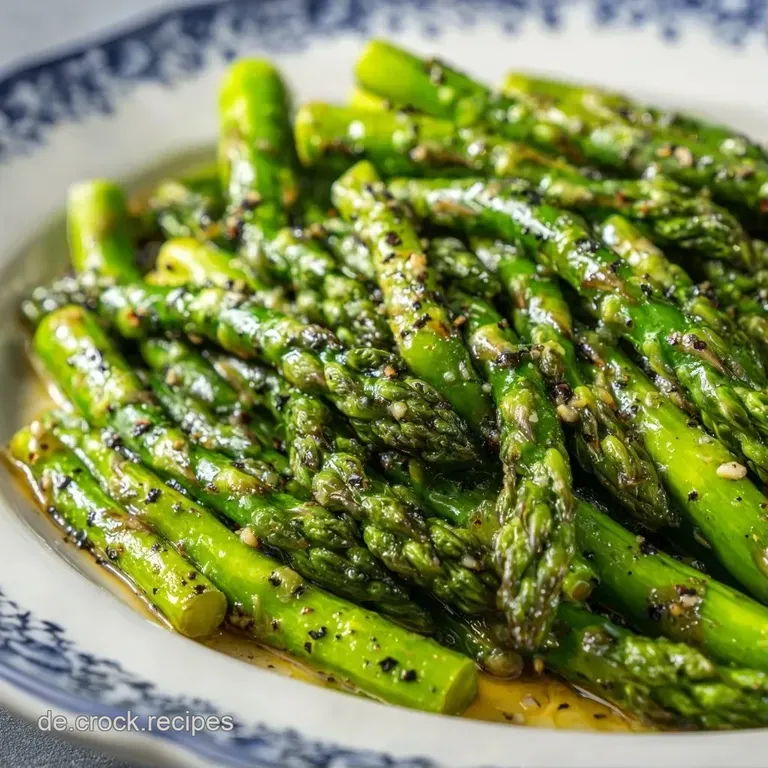 Knackiger gr&uuml;ner Spargel, elegant auf einer dunklen Platte angerichtet, garniert mit gelben Zitronenscheiben und Kr&auml;utern.